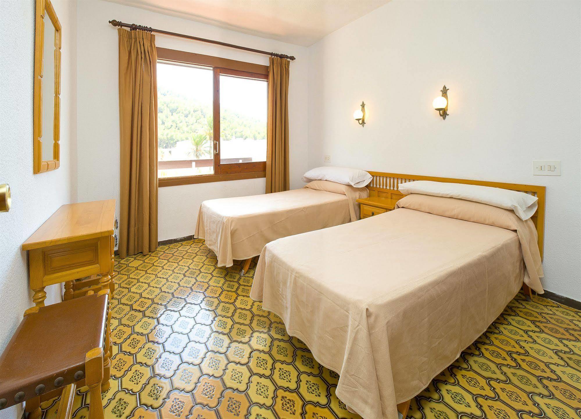 Apartamentos Cala Llonga Кала-Льонга Екстер'єр фото