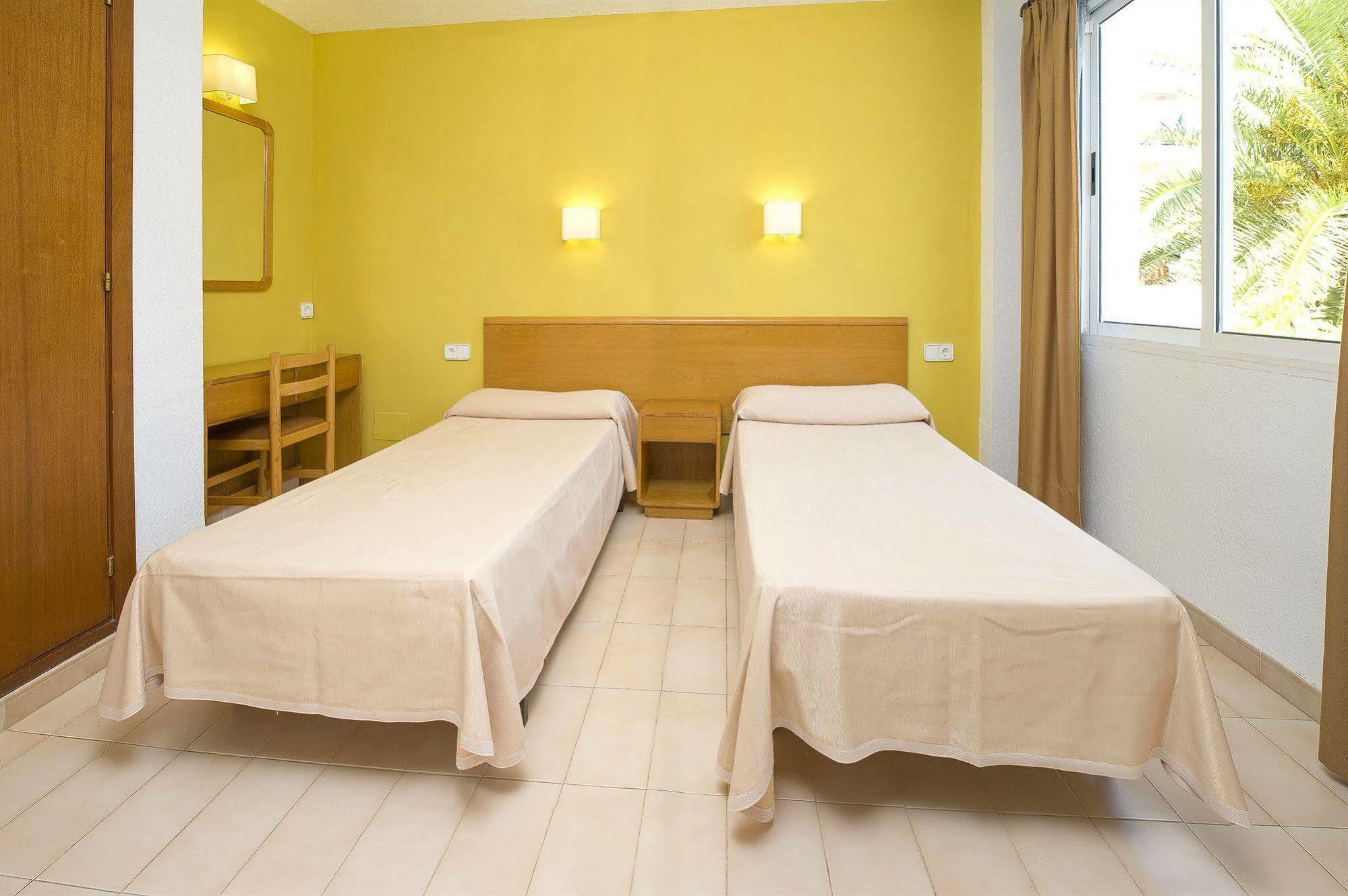 Apartamentos Cala Llonga Кала-Льонга Екстер'єр фото