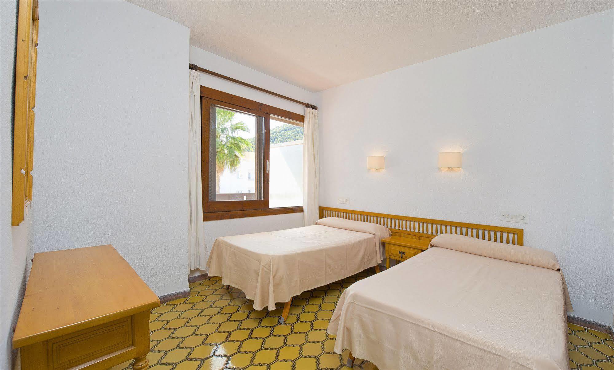 Apartamentos Cala Llonga Кала-Льонга Екстер'єр фото