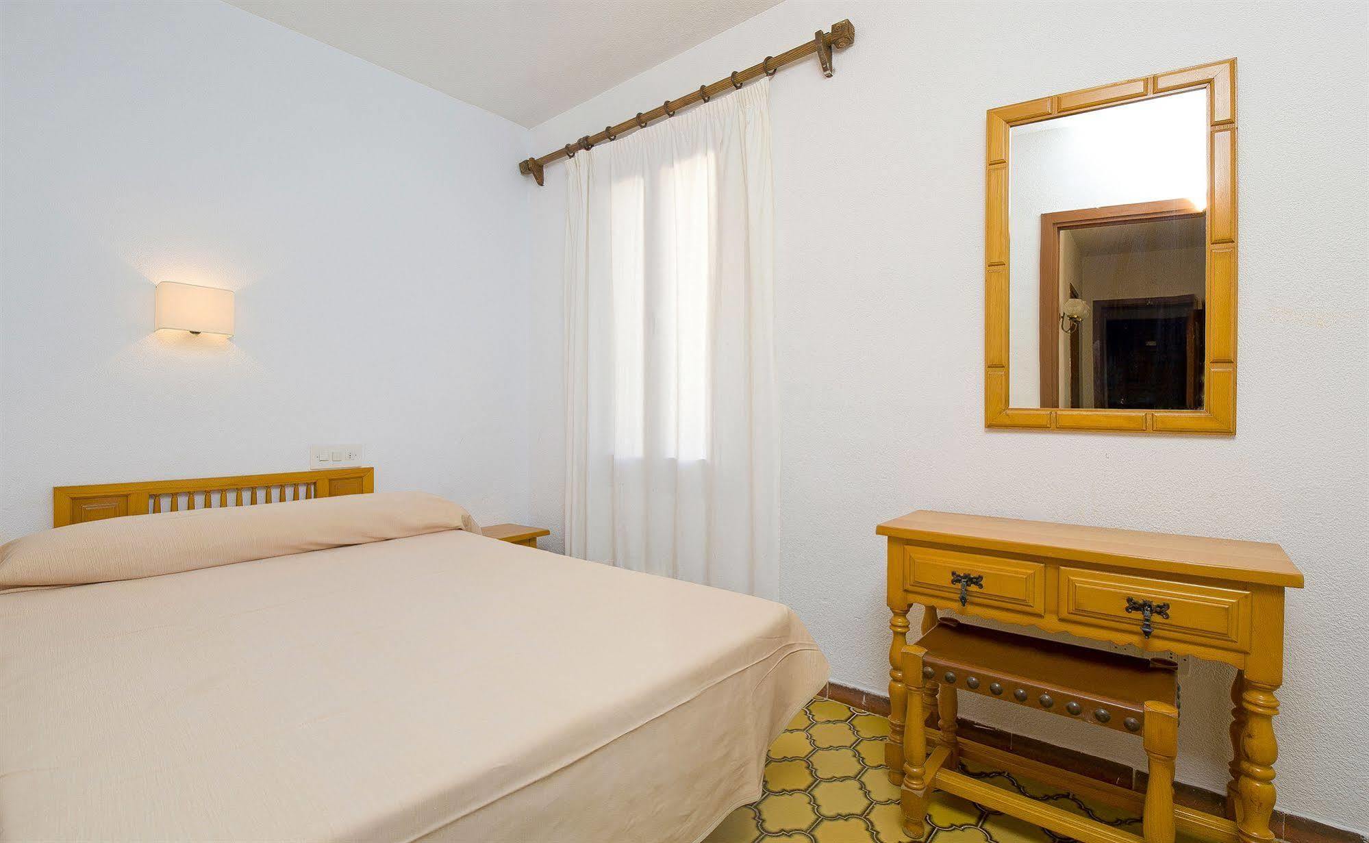 Apartamentos Cala Llonga Кала-Льонга Екстер'єр фото
